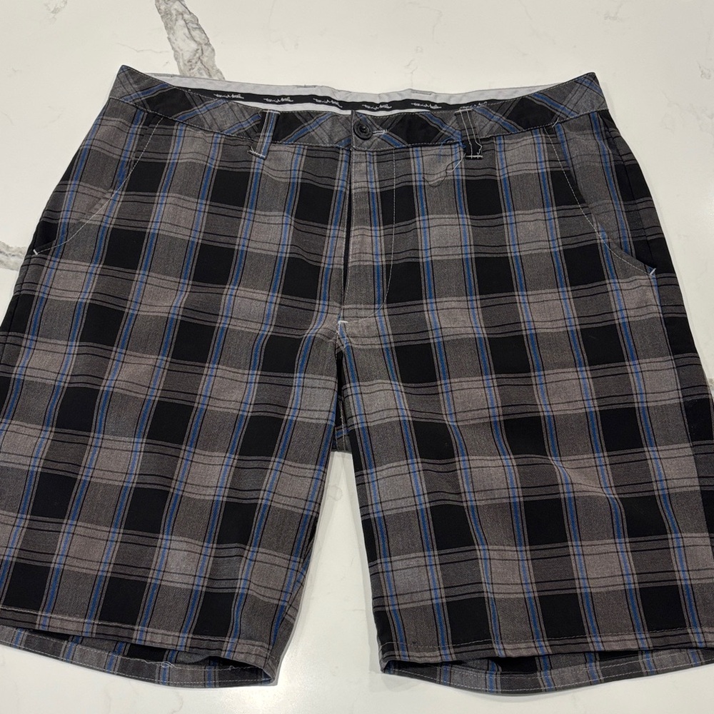 Travis Matthews men’s‎ size 34 Plaid Black and Gray Shorts.excellent condition.